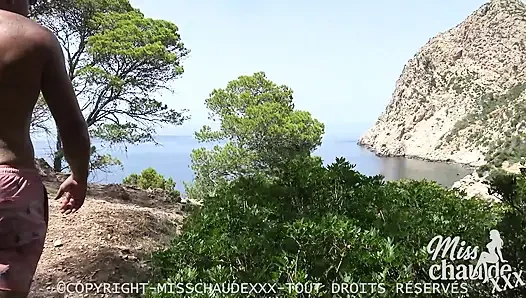 Dağlarda kaybolmuş bir Fransız MILF, cennet gibi bir koyda, turistlerin gözleri altında sevişiyor.