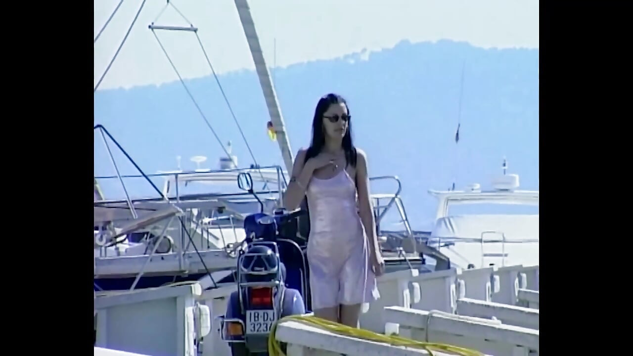 Vintage, un couple baise avec du sperme au ralenti dans la bouche