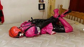 Sissy empregada hogtie estrito em castidade de aço e braçadeira