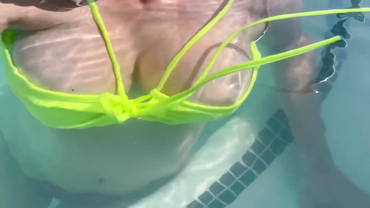 Artemisia Love nadando na piscina mostrando seus peitos grandes e suculentos e fumando um cigarro