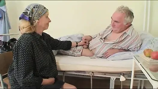 Yaşlı ve genç amcık hastanede yaşlı yarak emiyor