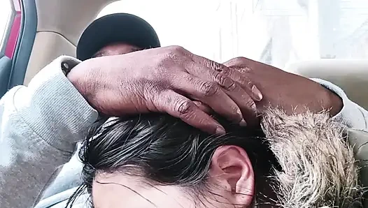 Asyalı sokak fahişesi arabada sakso - riskli yol kenarında gırtlağına kadar alıyor ve yutuyor ve orta yaşlı seksi kadın