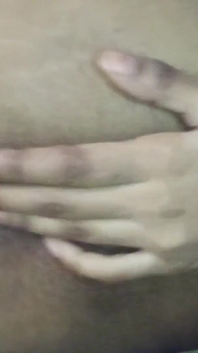 Desi 21-godišnja djevojka osjeća se napaljeno u ponoć, kontrolira svoju požudu i gura prst u svoju pičku. | Isječak 2