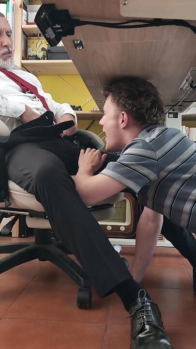 従順なツインクのフェラチオ デスクの下で大きな未割礼のボスのチンコ
