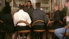 Seks berkumpulan di bar dengan ayah tiri