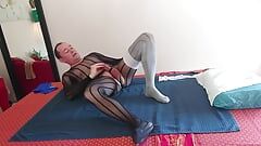 crossdresser brinca com seu pau duro em lingerie de nylon safada
