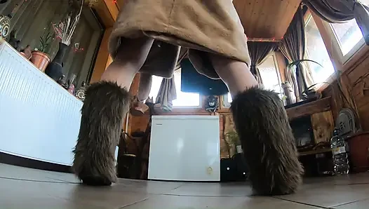 Golden dress, fur & smoking - memek berbulu, sepong kontol sampai dalam banget & ngentot gaya doggy habis-habisan di freezer