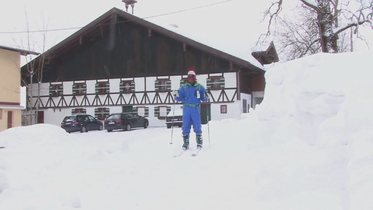 בלונדינית גונחת בהנאה כשהכוס שלה נקדח על ידי זין שחור מפלצתי