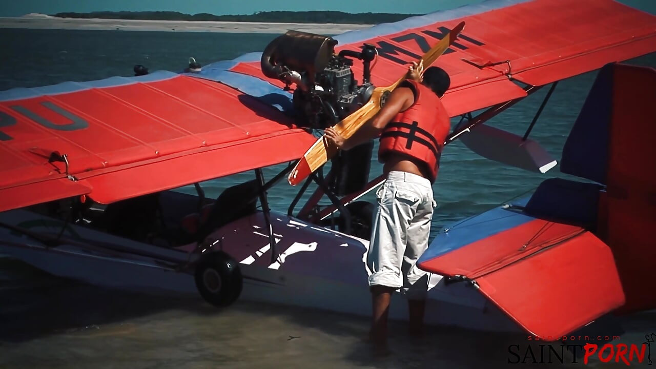Caylian Curtis fickt einen Piloten an einem abgelegenen Inselstrand
