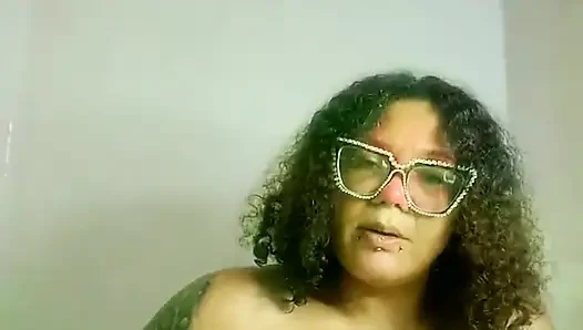 Aku lagi asik ngobrol bareng di live chat saat aku lagi mandi