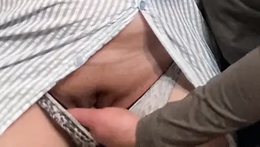 Rastgele yabancı altbwayde külotumu ovuyor