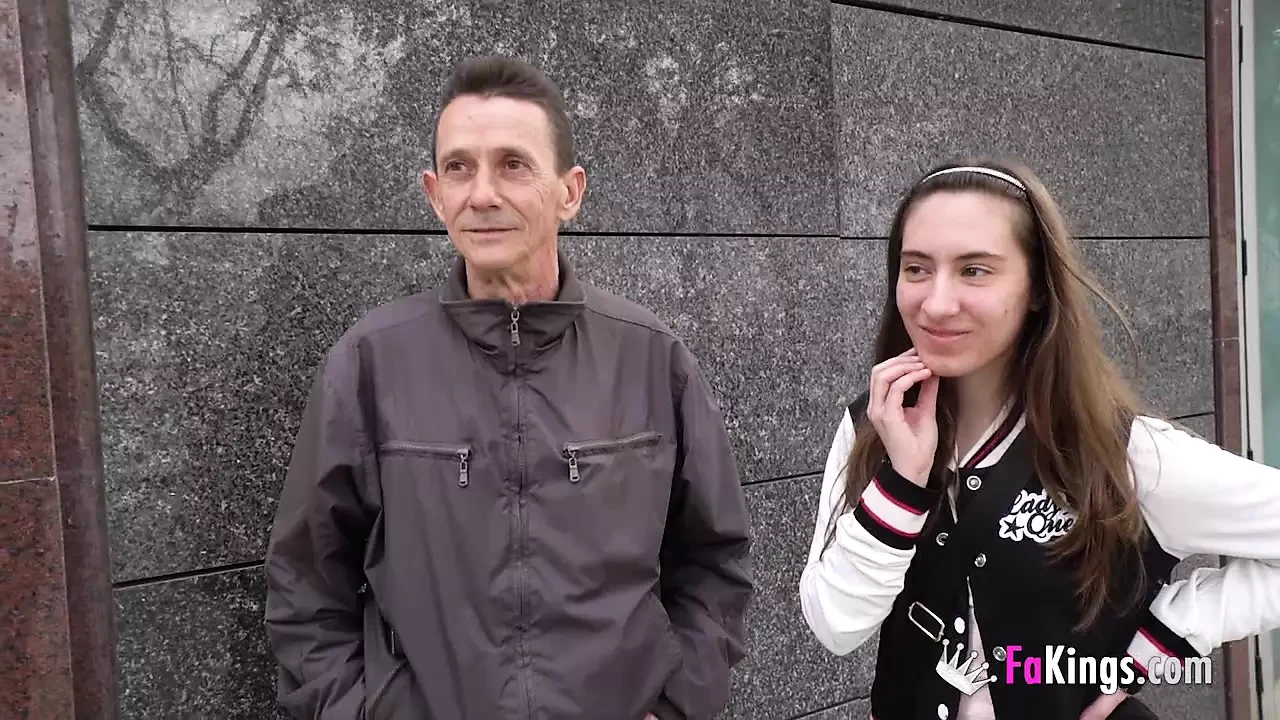 Dulcea și tânăra Carolina Lorca își sărbătorește aniversarea de 19 ani cu un SEX INTERRASIAL DUR!