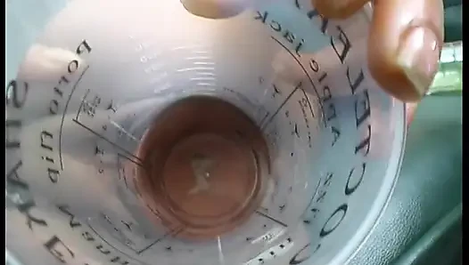 Çoraplı esmer seks oyuncakları, yemek ve şişelerle deliklerini baştan çıkarıyor