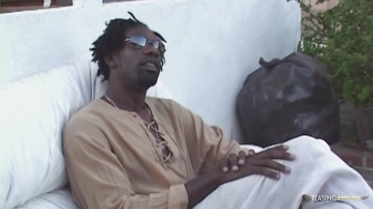 Худа темношкіра Delicious забезпечує своє місце в музичному відео, задовольняючи його товстий великий чорний член.