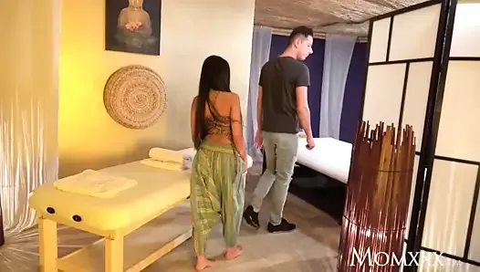 Madrastra masaje tailandés y sexo apasionado con milf asiática cachonda
