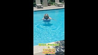 Vicki l’infirmière porte des damiers à la piscine