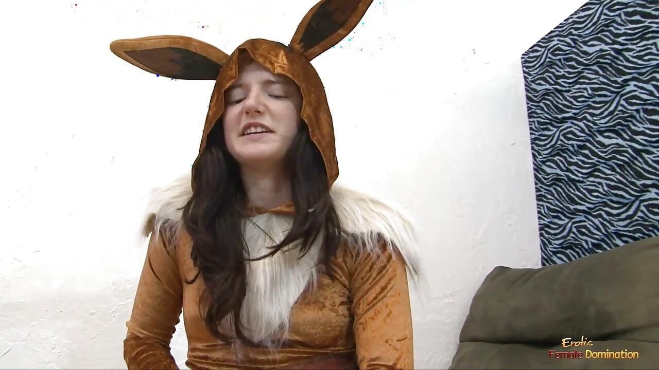 Pigen i cosplay som Eevee og hendes træner når til enighed efter ballbusting