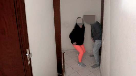 Mujer casada pagando apuesta perdida. Mamada en la puerta