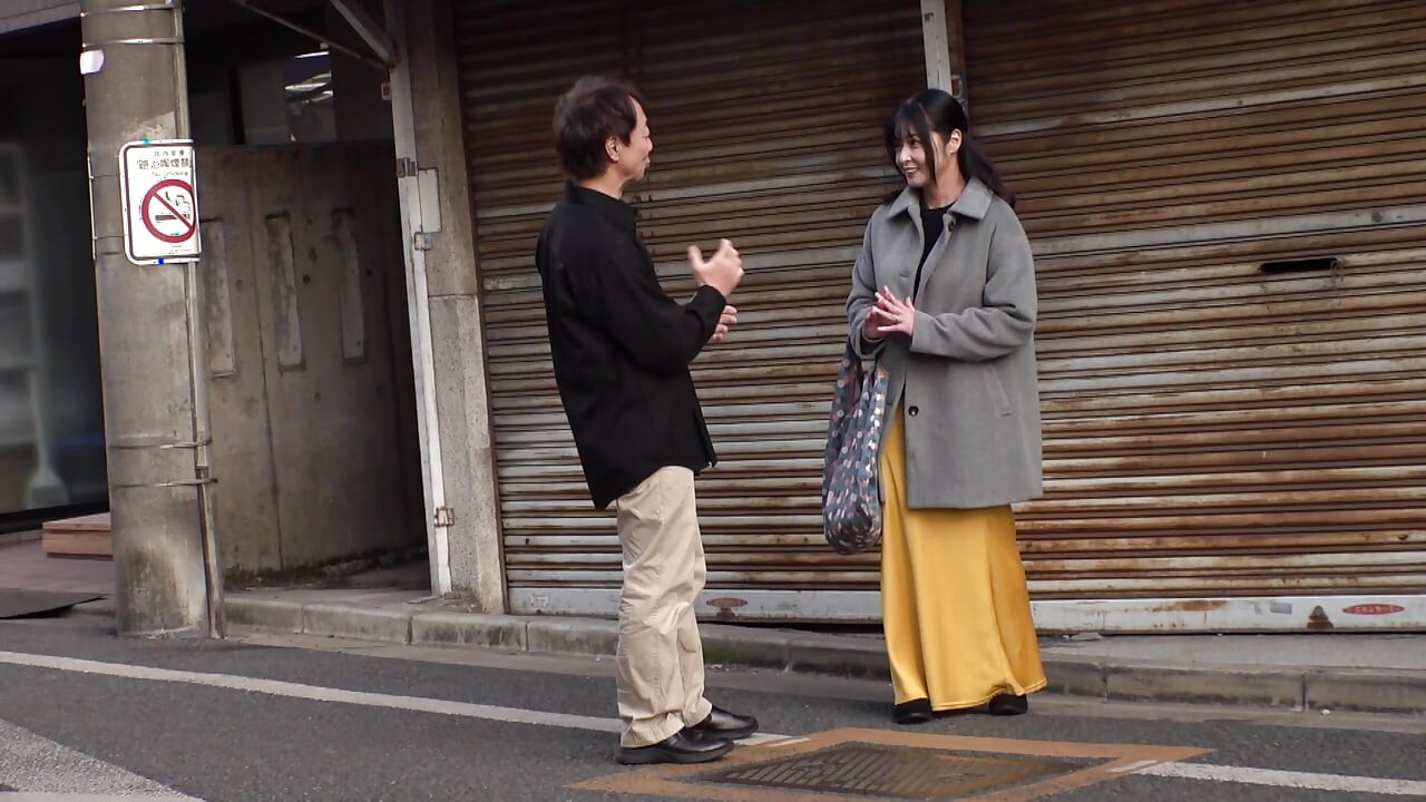 A142F02 Picking up an ordinary housewife while shopping in a small shopping street, hitting it off and heading home on a whim... Hard sex with an amateur mature woman going wild with another man's on her usual bed!