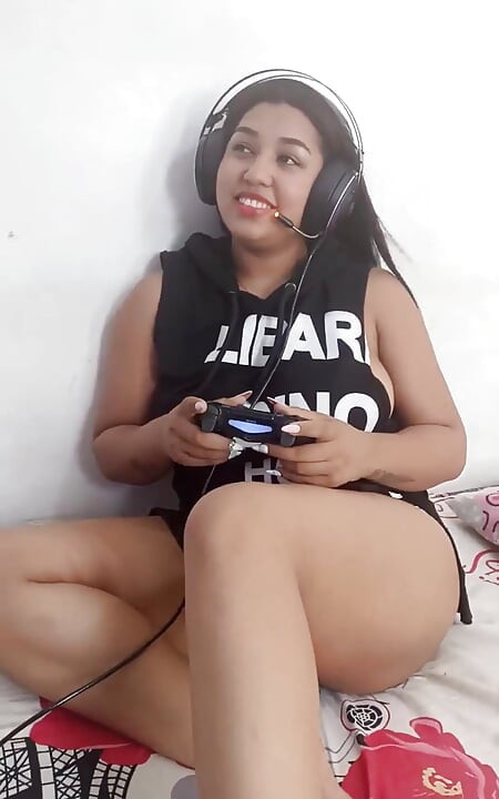 Граю на playstation, поки мій хлопець записує мене