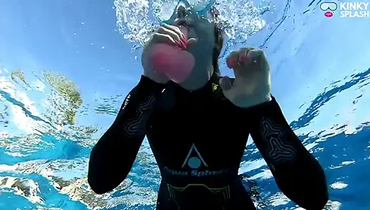 Минет под водой с дилдо в гидрокостюме - неопреновая сосущая шлюшка в маске