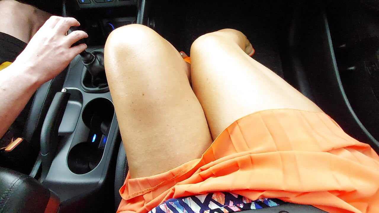 Hot MILF in heels and sexy legs seduces the taxi driver in the morning.