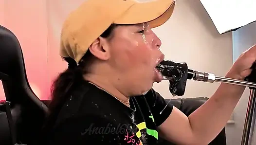 Ich explodiere schmutzig auf deinem Gesicht und deinem harten Schwanz, folgst meinem Hals eng