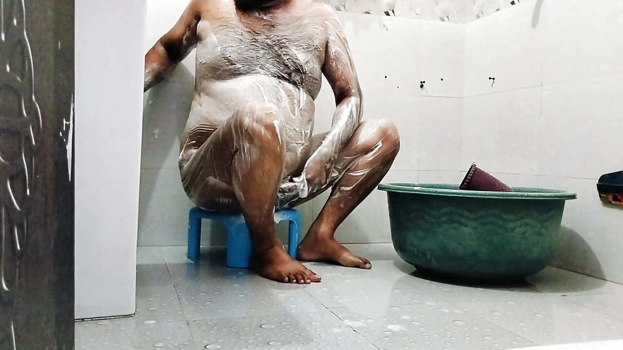 Horney garoto tomando banho e brincando com pau