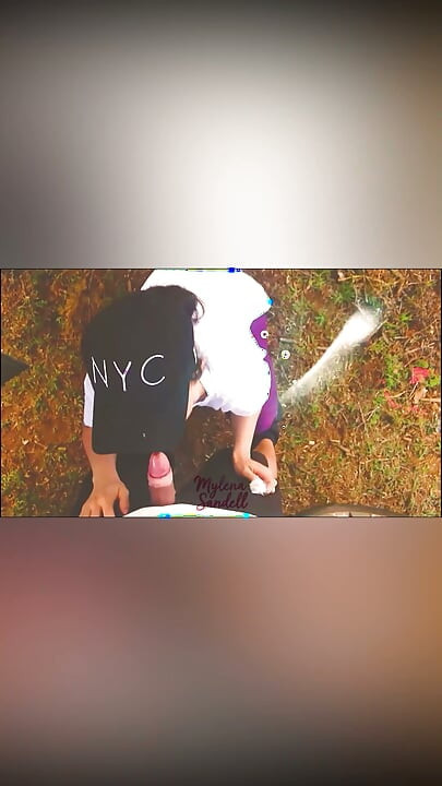 Esposa caliente en pantalones de yoga chupa a la amiga de su marido y se la follan en la habitación de repuesto