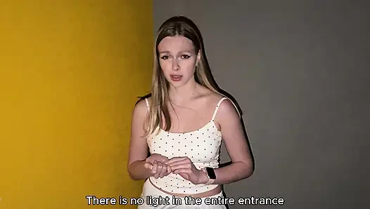 Eine junge nachbarin gibt in der eingangshalle einen blowjob und hat harten sex