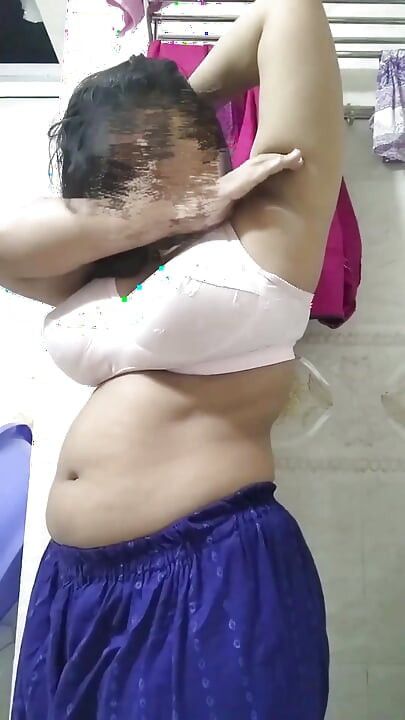 Desi Big Boobs Girl Changing Dress & Showing Armpit