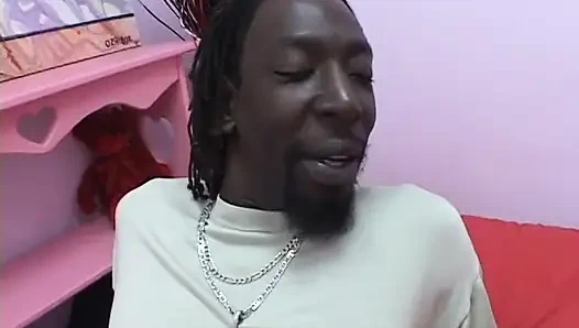 Güzel memeli zenci kaltak yatakta sert sikişten sonra ağzına boşalıyor