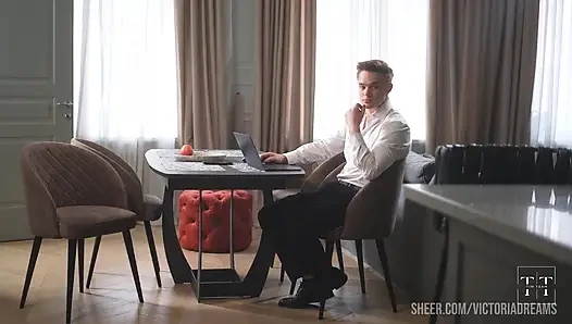 Aku membersihkan, membersihkan, dan kemudian mengisap. Susah banget jadi pembantu! 4K HD Tim Team