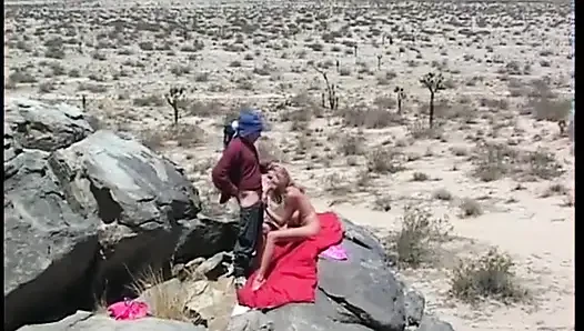 Memek pirang tetek besar mengobel di deserto