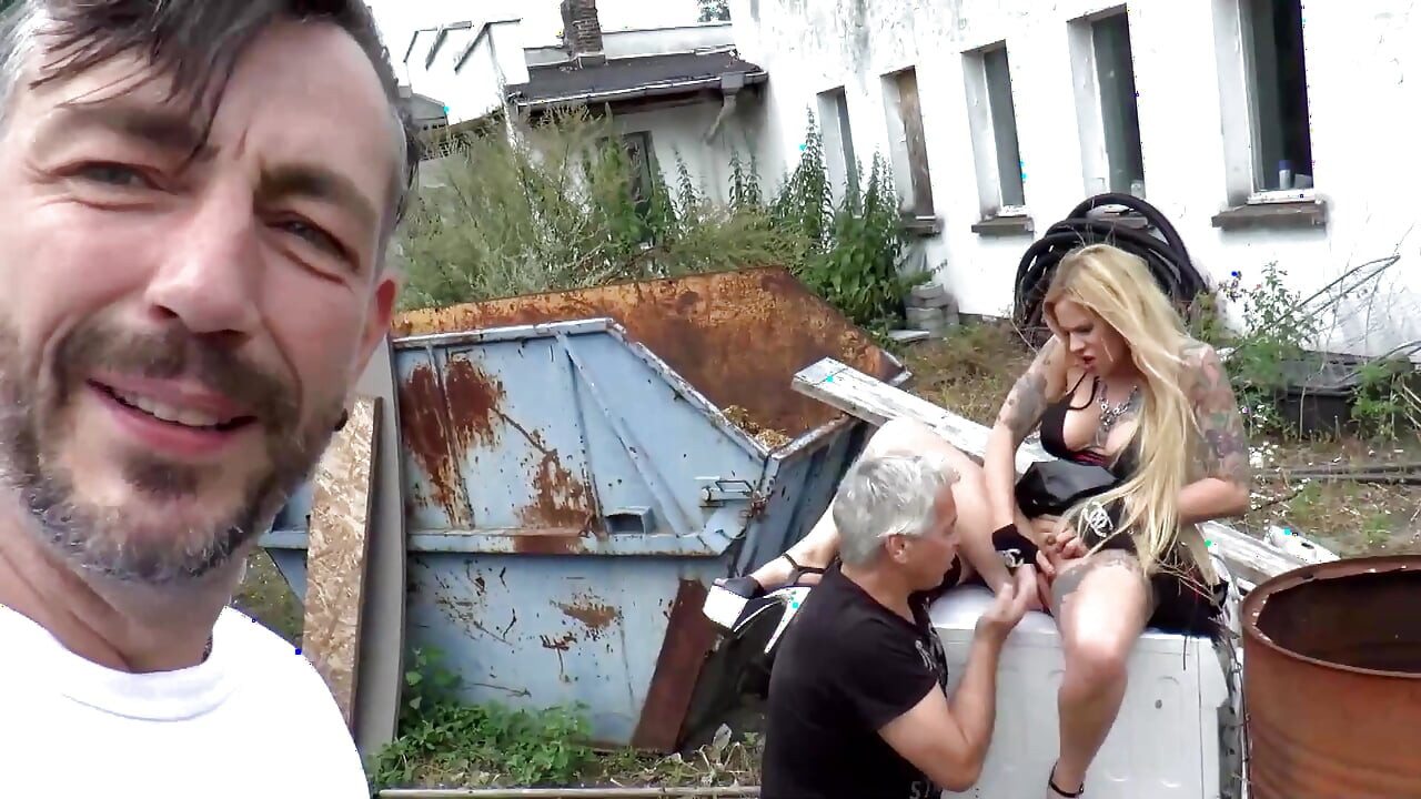 Wariuje za dojrzałym kutasem, to jej przewrotne pragnienie!
