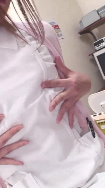 Iconic moment from "Asiatische Krankenschwester nutzt ihre Patienten aus"