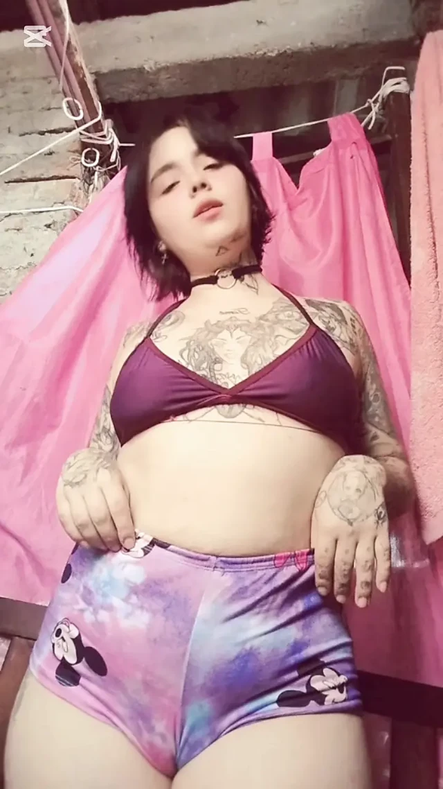 Video girl masturbates