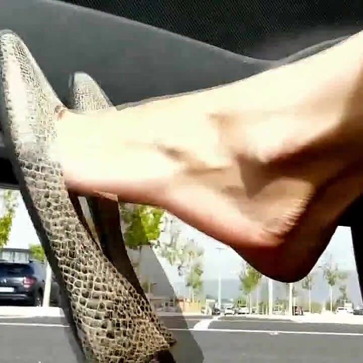 Sensual Dangling in Sexy Snake Designed Ballet Flats