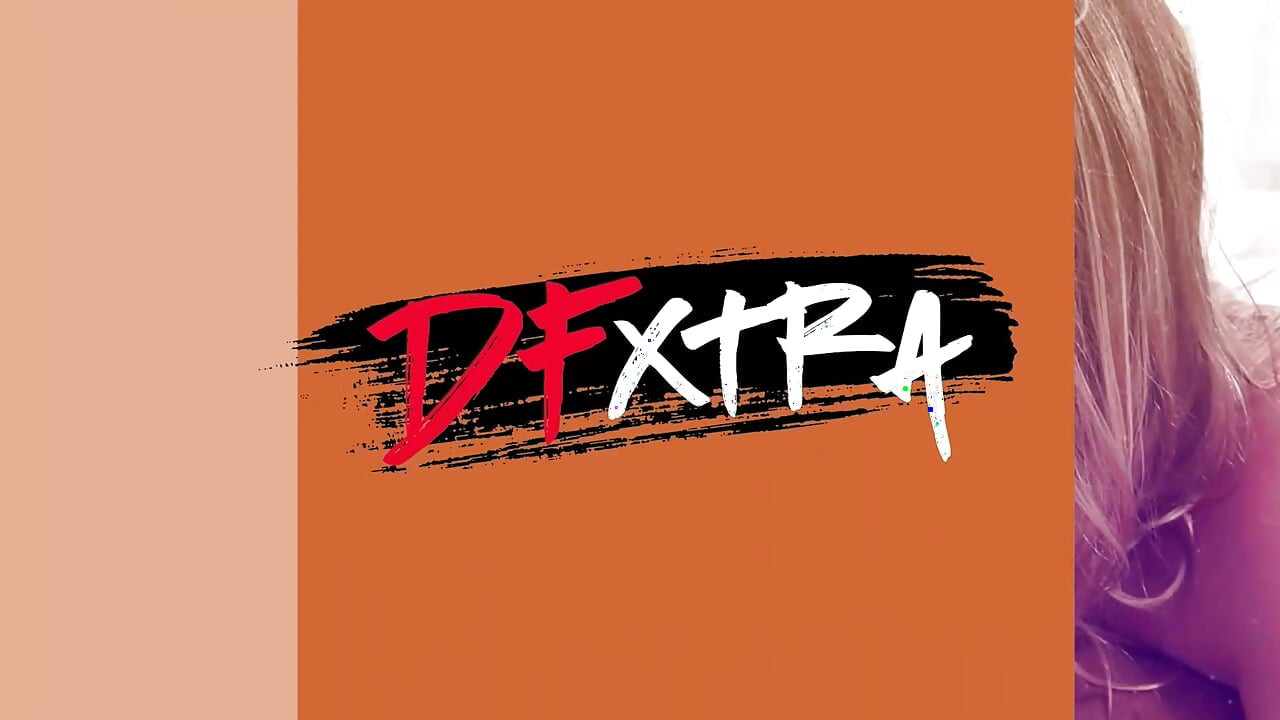 DFXTRA - возбужденная крепко сложенная жена глотает хуище друга, пока муж наблюдает