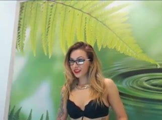 สาวผมบลอนด์น่ารักในของเล่นแว่น - cutegirlsoncam.com