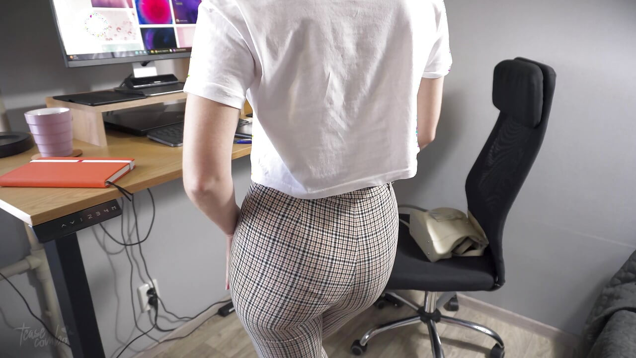 Ofis kızı tam arka külotla götünü azdırıyor