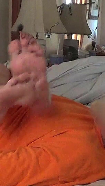 Detik epik dari "Ann Dapat Kepala, Kemudian Berikan Handjob Dan Benarkan Dia Pancut Pada Kaki dan Kakinya"