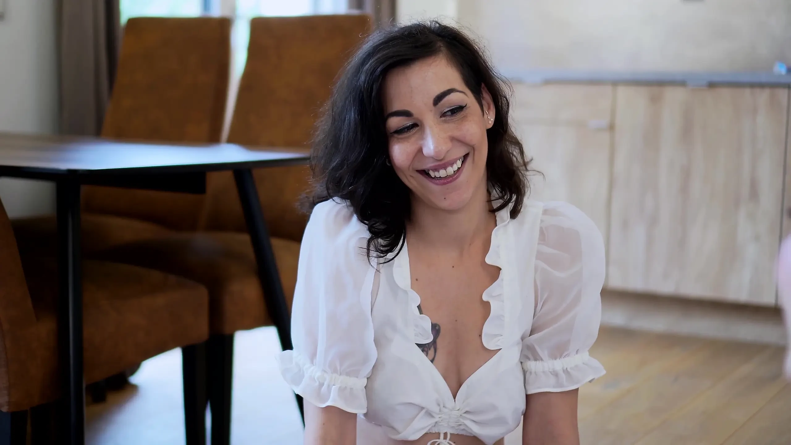 Tri zgodna MILF-a se igraju sa flašom i postaju nestašni zajedno