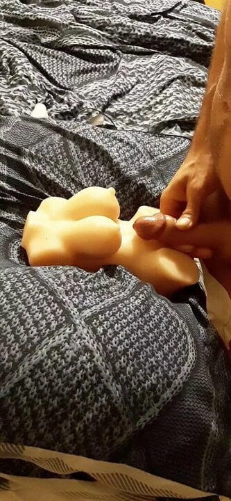 Çıplak seks yapanlar seks bebeklerinin göğüslerine boşalıyor