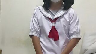 Femboy lascivo con uniforme de marinero se masturba de humor cachondo.