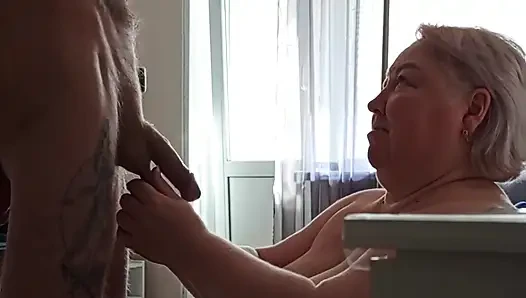 Соседка играет с моим хуем, сосет его и получает сперму на ее сиськи