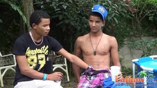 Deux potes gays latins se salissent au bord de la piscine