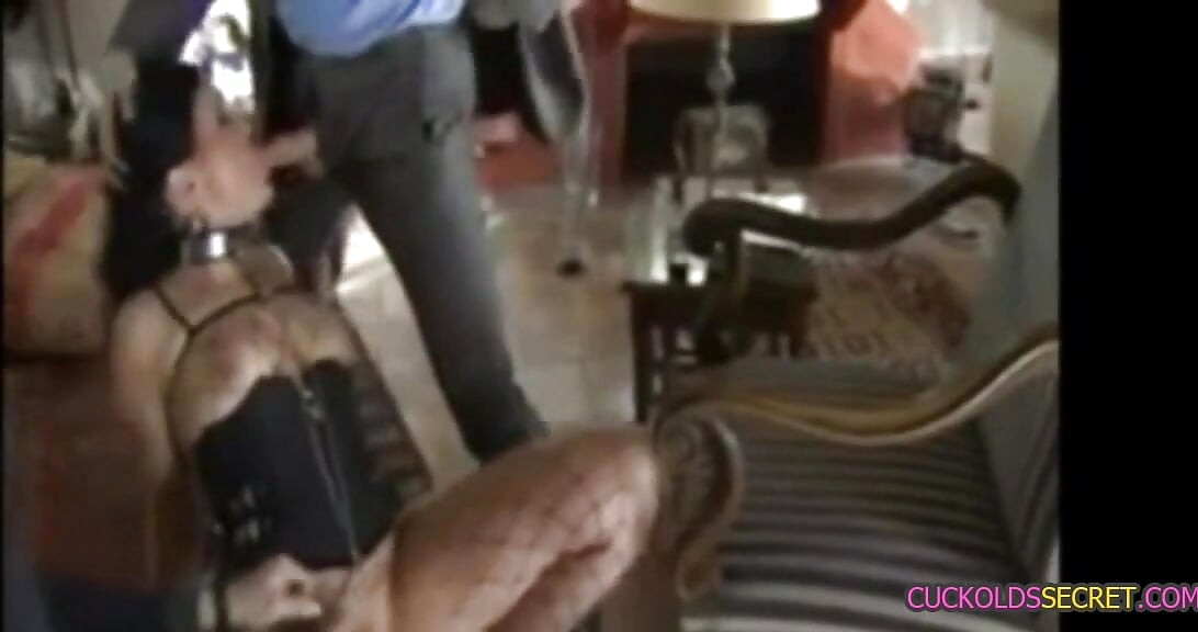 Cuckold tajne - Sissy gleda ženu u trojci