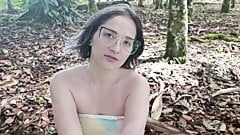 Verloren meisje wordt geneukt in het bos in ruil voor een rit naar huis