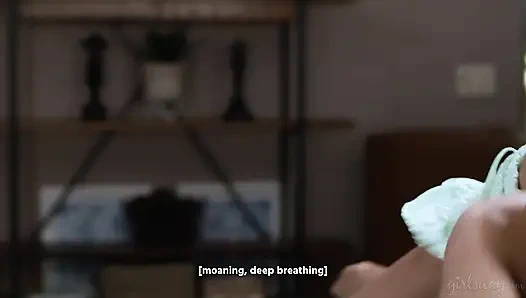 Girlsway - orta yaşlı seksi kadın Jena Larose ile eskiyen korkular üzerine garaj satışında ember kar tahvilleri sonra amcık yiyor